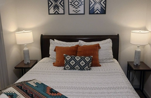 Perfect for Gator Games! Two Blocks Away from Ben Hill Griffin Stadium