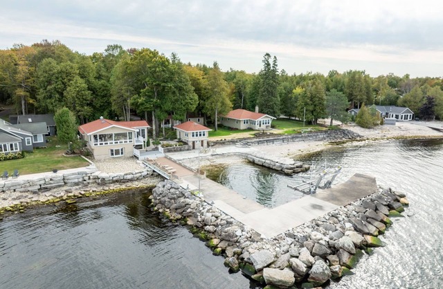 Perfect for Groups! Door County Waterfront Retreat + Sauna
