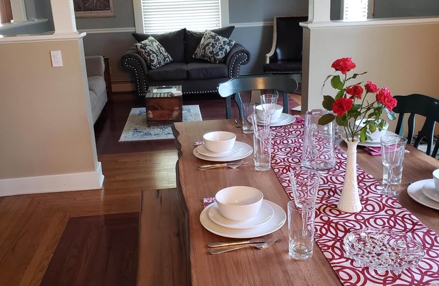 Perfect for groups! Walk to Journeyman/downtown Three Oaks