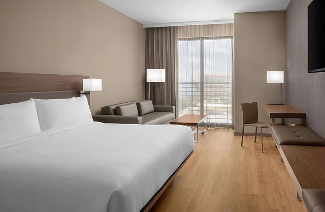 Perfect for Your Next Getaway! Spacious Room with King Bed, Rooftop Pool