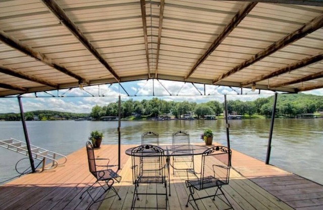 Perfect getaway! Quiet cove, large dock, great fishing, boat ramp on property.