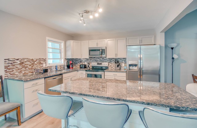 Perfect Home 🌟 HotTub, GameRoom, Fire-pit, Sleeps16! Near activities🧧