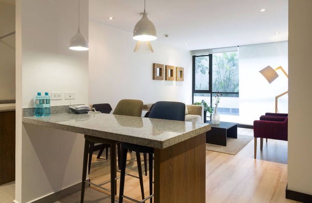 PERFECT LOCATION 1BDR 1.5BTH WI FI, NETFLIX, POOL, GYM, SAUNA, 24HR SECURITY.