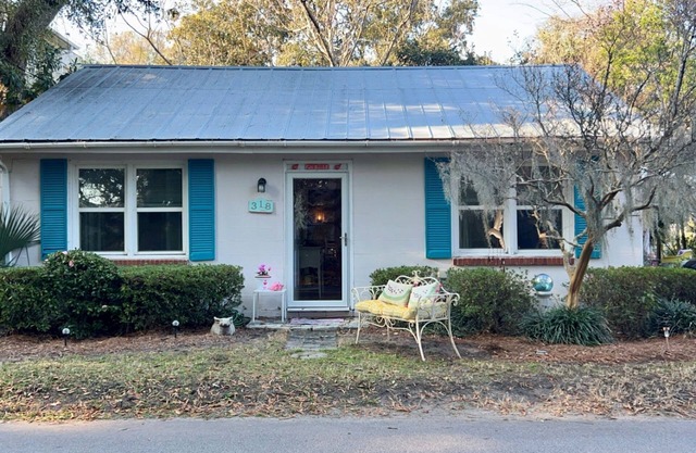 PERFECT LOCATION 4 Blocks to the Beach and Eateries. "Park it and Forget It!"