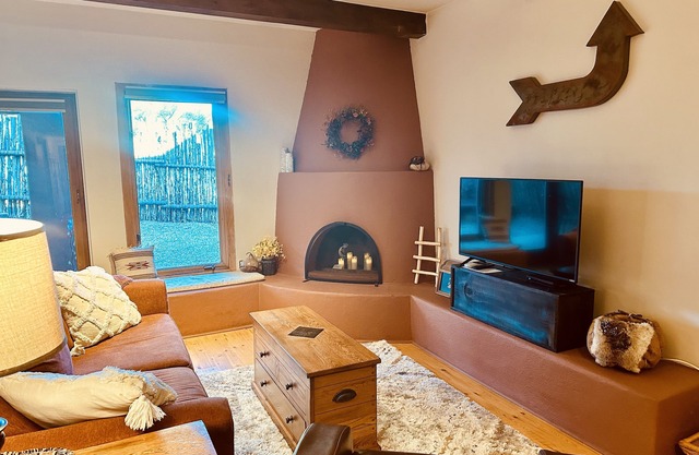 Perfect location for everything Santa Fe has to offer! Cool air conditioning