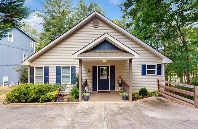 Perfect private getaway, gated golf resort, New Hot Tub -close to Downtown Helen