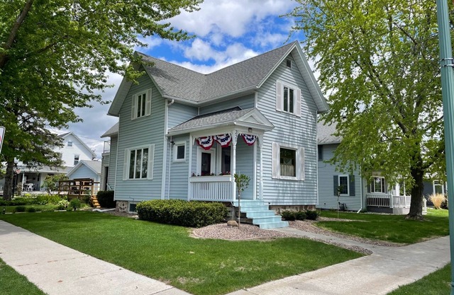 Perfect Rating DT Home! Walk to Beach, Eats and More! 5 Min. to Road America!