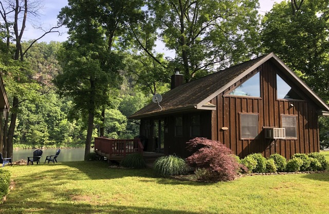 Perfect spot for fishing the White River/Small cabin sleeps 2-4/1 Bdrm with loft