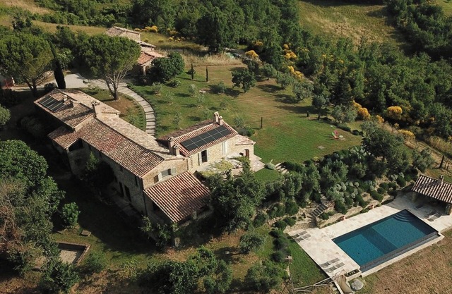 Perfect villa in Umbria stunning private infinity pool, superb views, sleeps 12