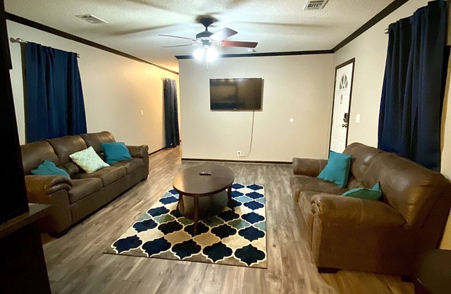 Perfectly Located 3BR /2BA : 5 mins from Dow !