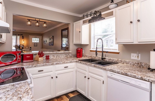 Perfectly located in center of Port Royal!