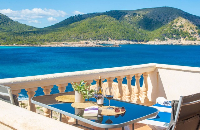 PERLETA - Fabulous penthouse with sea views, swimming pool, and free WiFi.