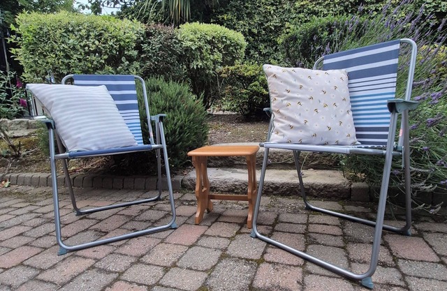 Pet & Family Friendly Apartment, 2 min walk to the Sea & foot of the mountains.