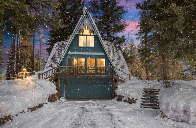 Pet Friendly, 10 Guests, Walking Distance to Payette Lake/Downtown, Hot Tub!