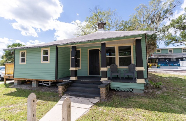 Pet friendly 1bd/1b unit with living space and full kitchen