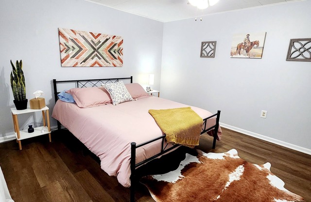 Pet-Friendly 1BR Suite, Walk to Quilt Co, Travel Nurse Ready, Wi-Fi + Kitchen