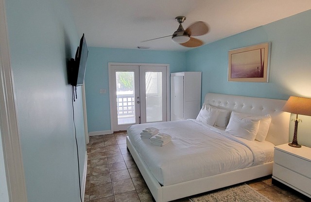 Pet Friendly! 2/2 Sleeps 6,Just steps to the Beach & Back River