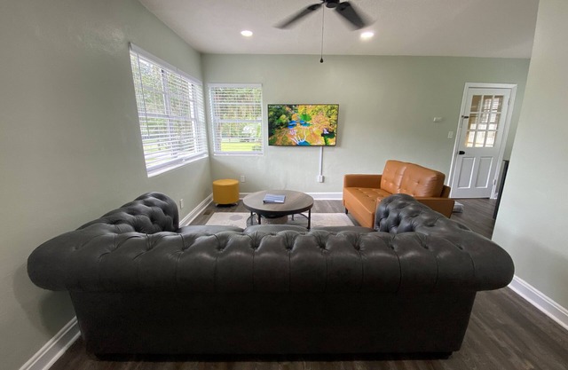 Pet friendly 2-bdrm home minutes from the square