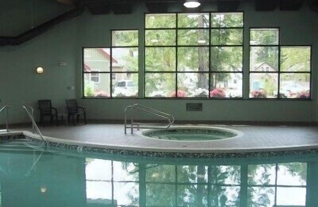 Pet Friendly 2 bedroom plus loft, in Parksville's beautiful resort area