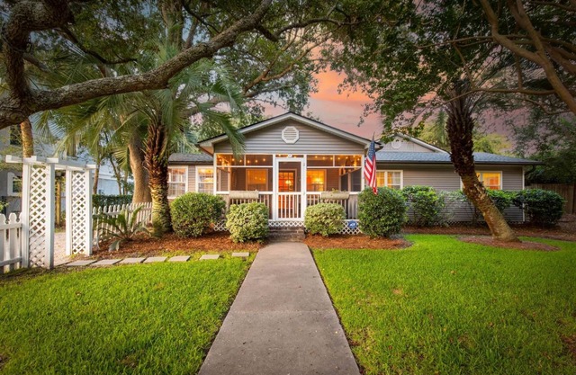 Pet Friendly, 2 blocks from Beach, 4 Bikes!