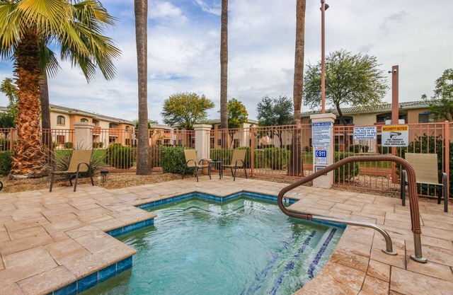 Pet Friendly! 2 KING Beds, Heated Community Pool! 3 miles from Cardinal Stadium!