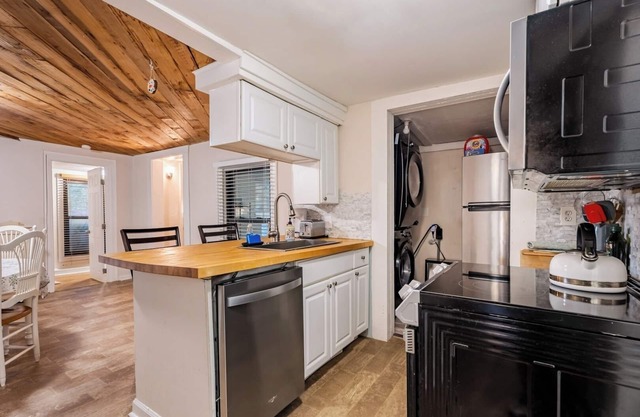 Pet-friendly 2BR Ranch, Wifi, Parking Near RTP