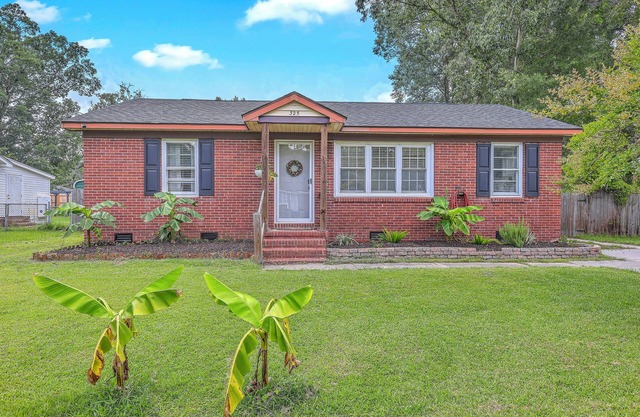 Pet-Friendly 3bd Cozy Home with Fully Fenced Back Yard in Goose Creek