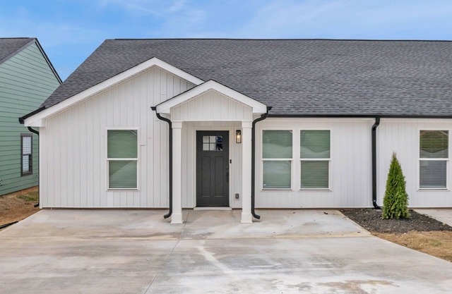 Pet-Friendly 3BR Near Simpsonville, Modern Comfort