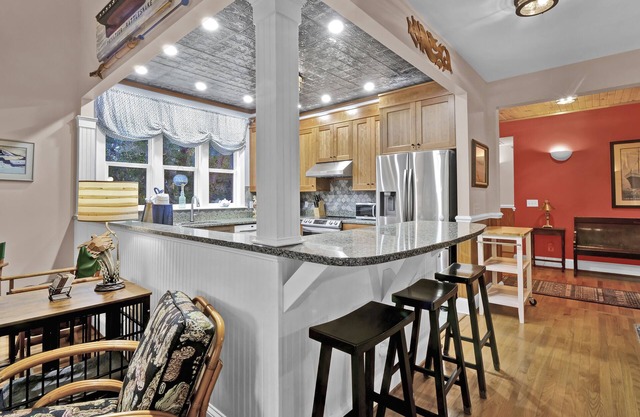 PET FRIENDLY Adorable 3 bedroom/3 bath cottage in convenient island location.