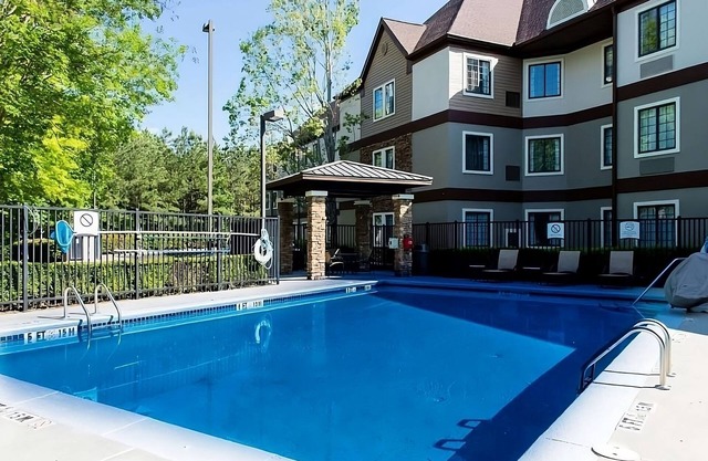 Pet-friendly and Spacious 2BR Suite with Kitchen! Free Breakfast, Pets Allowed!