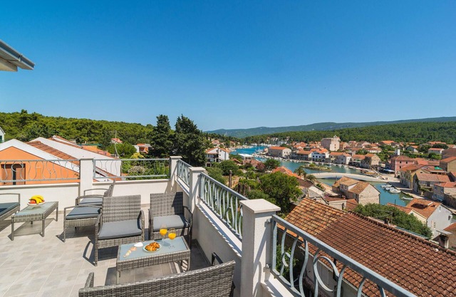 Pet friendly apartment in Vrboska