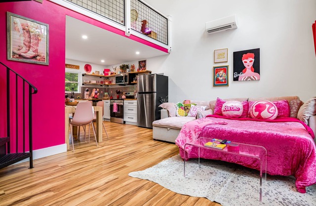 Pet Friendly Barbie House w/Hot Tub, 5 Min from Town/15 Min to Asheville