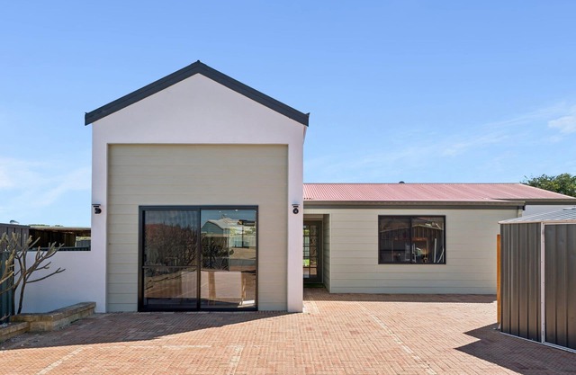 Pet-Friendly Beach Retreat -Whole house, own private driveway.