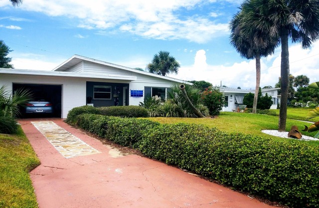 Pet Friendly Beachside Artist's Mid-Century Modern Bungalow