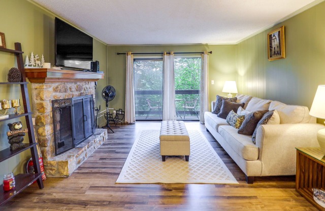 Pet-Friendly Beech Mountain Condo: Walk to Slopes!