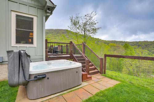 Pet-Friendly Boone Cabin with Mtn Views and Hot Tub!