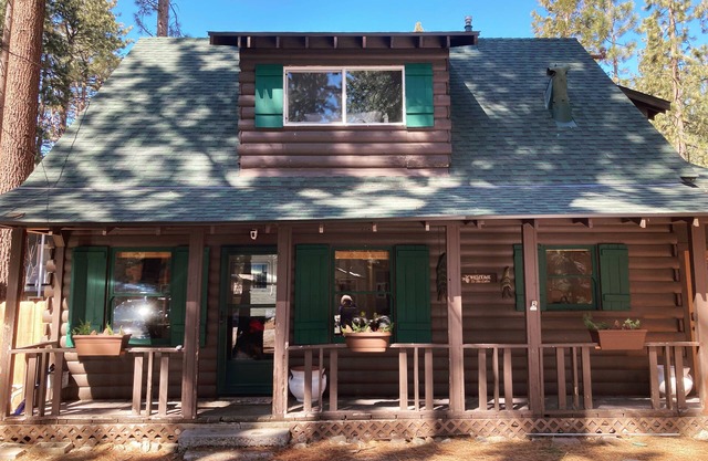 Pet Friendly Cabin, HotTub, Bikes, Kayaks, Gameroom, @ the Lake close to Skiing!