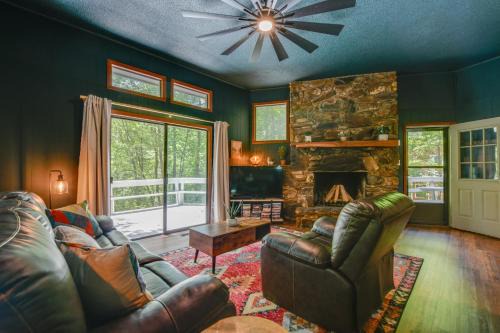 Pet-Friendly Cabin - 1 Mi From Fontana Lake!