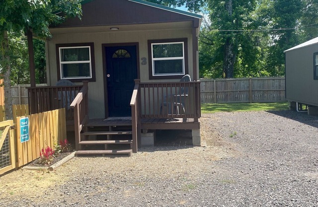 Pet friendly cabin in quiet Plainview with WiFi, AC