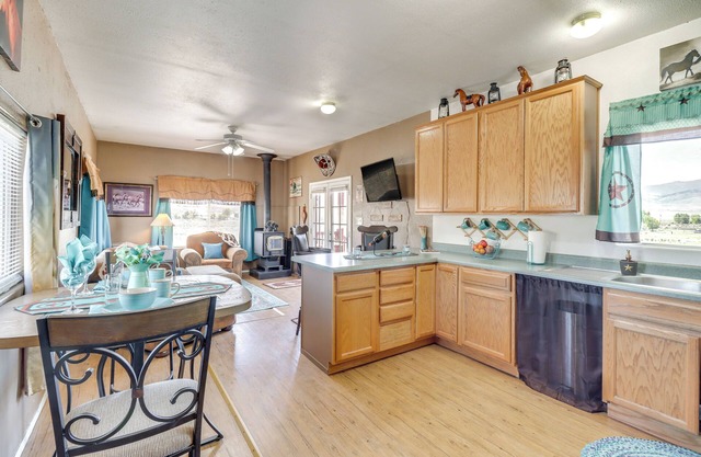 Pet-Friendly Chilcoot Cottage on 34 Acres!