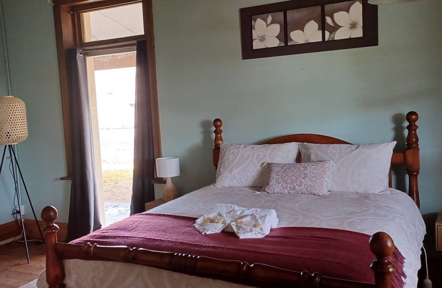 Pet friendly cottage less than 5 min to southern Yorkes amazing Flaherty beach