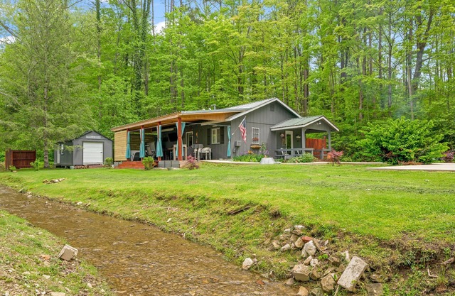 Pet-friendly Creekside Cottage
