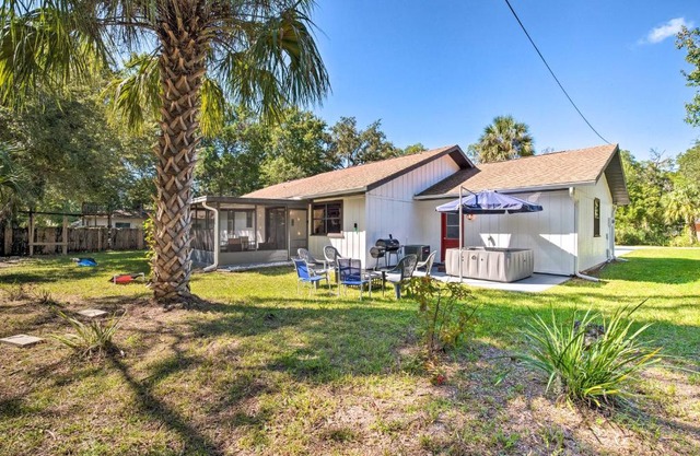 Pet-Friendly Crystal River Home with Hot Tub!