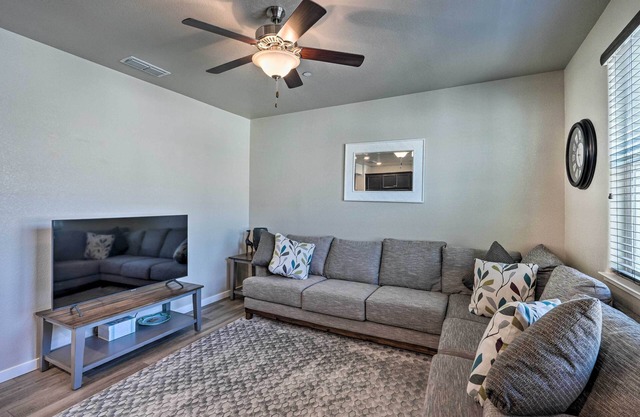Pet-Friendly Elk Grove Retreat w/Balcony!