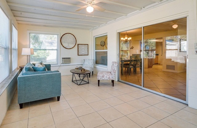 Pet-friendly Englewood Home - 4 Mi to Beach!