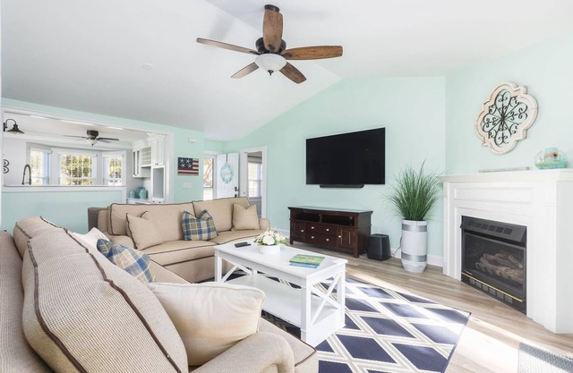 Pet Friendly, Entire Home, Close to the Beach & Charleston