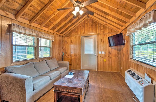 Pet-Friendly Escape Unit 8, Near Deadman Bay