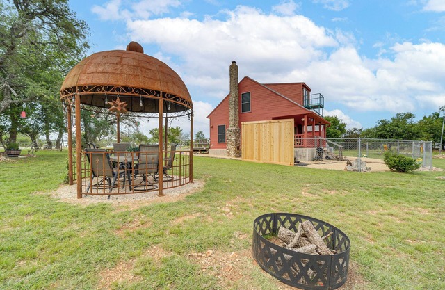 Pet-Friendly Fredericksburg Cabin w/Hot Tub!