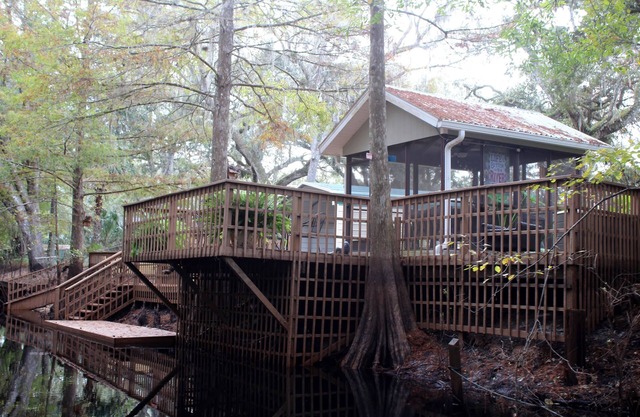 Pet friendly free use of kayaks,bikes great dock and screen room fenced yard