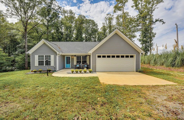 Pet-Friendly Home in Monroe: Deck, Grill & Yard!